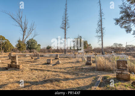 BRANDFORT, SÜDAFRIKA, August 2, 2018: historische Gräber auf Brandfort in der Provinz Freistaat Provinz bei Sonnenuntergang Stockfoto