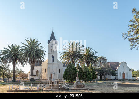 BRANDFORT, SÜDAFRIKA, 2. AUGUST 2018: der Niederländischen Reformierten Kirche und Halle in Brandfort in der Provinz Freistaat Provinz. Denkmäler sind gegenüber Stockfoto