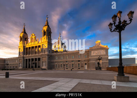 Die Almudena-kathedrale (Catedral de La Almudena) bei Sonnenaufgang, Madrid, Spanien, Europa Stockfoto