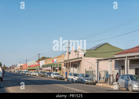 BRANDFORT, SÜDAFRIKA, August 2, 2018: eine Straße, Szene, mit Unternehmen, Fahrzeuge und Personen, die in Brandfort in der Provinz Freistaat Provinz an Sun Stockfoto