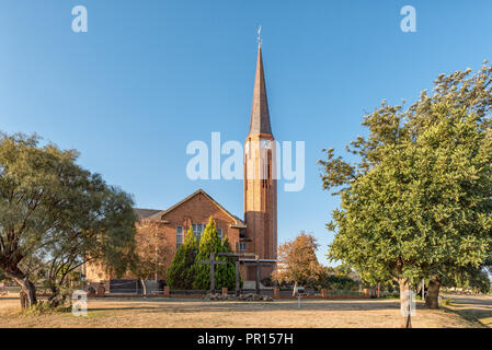 BRANDFORT, SÜDAFRIKA, 2. August 2018: Die Niederländische Reformierte Kirche in Brandfort Brandfort-East in der Provinz Freistaat Provinz. Drei Kreuze sind Stockfoto