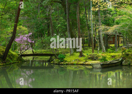 Teich mit Ruderboot im Moos Garten von Saiho-ji Tempel, Weltkulturerbe der UNESCO, Kyoto, Japan, Asien Stockfoto