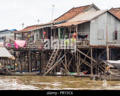 Häuser auf Stelzen, Kompong Khleang schwimmendes Dorf auf dem Tonle Sap See, Kambodscha, Indochina, Südostasien, Asien Stockfoto