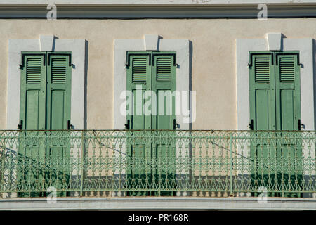Farben der Provence, Frankreich, Sommer in der kleinen Stadt am Mittelmeer, bunte Fassade und Balkon Stockfoto
