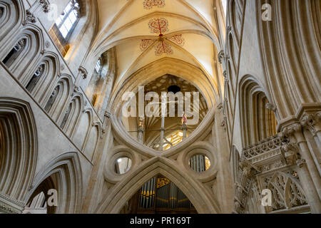 Die SCHERENARTIGE Bögen und die rood Kreuz in das Kirchenschiff der Kathedrale von Wells, Wells, Somerset, England, Vereinigtes Königreich, Europa Stockfoto