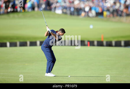 Das Team Europa Rory McIlroy spielt seinen zweiten Schuß auf dem 16. Während die Viererspiele Match am ersten Tag der Ryder Cup bei Le Golf National, Saint-Quentin-en-Yvelines, Paris. Stockfoto