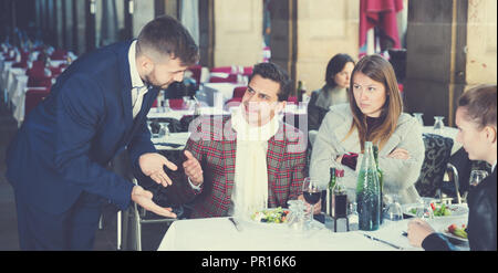 Unzufriedene Menschen Unmut zum Ausdruck bringen Essen und schlechter Service, Restaurant Manager Stockfoto