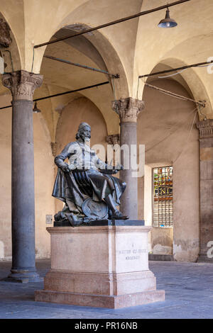 Statue von Matteo Civitali-a 15 C. italienischen Bildhauer und Architekt, Maler und Ingenieur, der Piazza San Michele, Lucca, Toskana, Italien Stockfoto