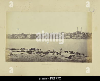 Benares; Allgemeine Ansicht vom gegenüberliegenden Ufer des Ganges; Samuel Bourne, Englisch, 1834-1912, Benares, Indien, Asien; 1865 Stockfoto