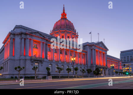 Blick auf San Francisco Rathaus beleuchtet in der Dämmerung, San Francisco, Kalifornien, Vereinigte Staaten von Amerika, Nordamerika Stockfoto