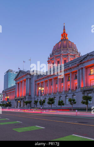 Blick auf San Francisco Rathaus beleuchtet in der Dämmerung, San Francisco, Kalifornien, Vereinigte Staaten von Amerika, Nordamerika Stockfoto