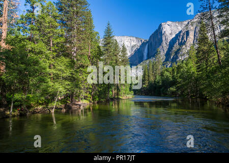 Ansicht der Merced River und Upper Yosemite Falls, Yosemite Nationalpark, UNESCO-Weltkulturerbe, Kalifornien, Vereinigte Staaten von Amerika, Nordamerika Stockfoto