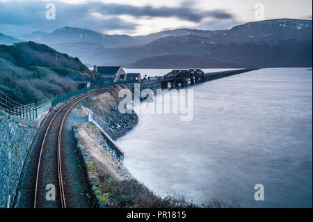 Barmouth Bridge bei Sonnenaufgang, Snowdonia National Park, Gwynedd, Wales, Wales, Vereinigtes Königreich, Europa Stockfoto