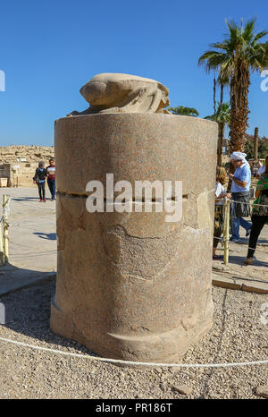 Ein riesiger granitstein Skarabäus Käfer von Khepri, von Amenhotep III im Tempel der Amum, Kanak, Luxor, Ägypten, Afrika gebaut Stockfoto