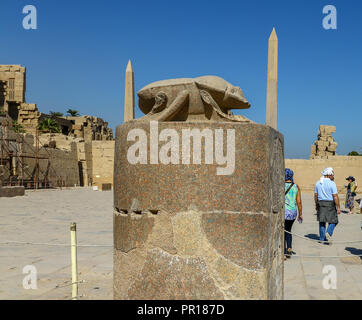 Ein riesiger granitstein Skarabäus Käfer von Khepri, von Amenhotep III im Tempel der Amum, Kanak, Luxor, Ägypten, Afrika gebaut Stockfoto