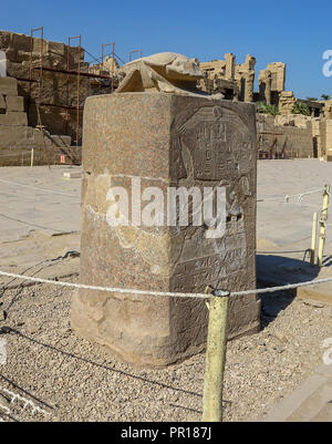 Ein riesiger granitstein Skarabäus Käfer von Khepri, von Amenhotep III im Tempel der Amum, Kanak, Luxor, Ägypten, Afrika gebaut Stockfoto