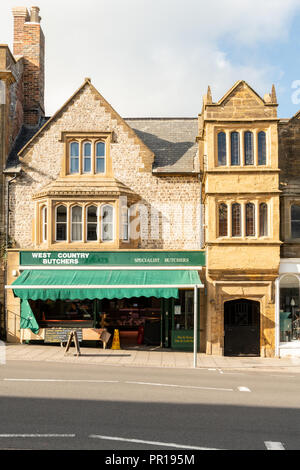 Das West Country Metzger Shop und andere Geschäfte im alten Gebäude in der High Street, Chard Somerset UK Stockfoto