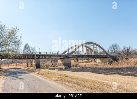 Eine Straßenszene, mit dem sarel Cilliers Brücke über den Fluss, in Vals Kroonstad, einer Stadt in der Provinz Freistaat in Südafrika Stockfoto