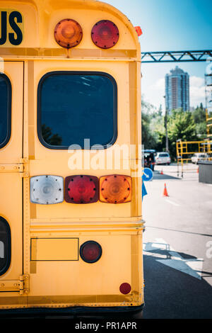 Ansicht der Rückseite des School Bus zurück Lichter auf Parkplatz Stockfoto