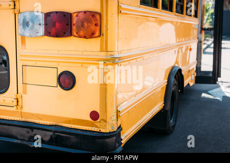Ansicht der Rückseite des traditionellen amerikanischen Schulbus Stockfoto