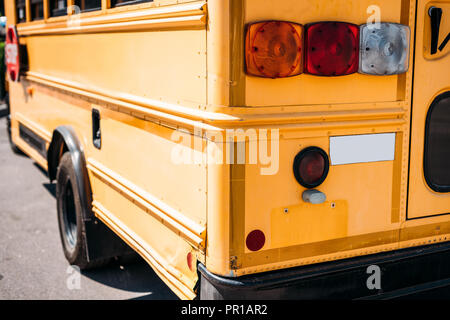 Ansicht der Rückseite des traditionellen gelben Schulbus Stockfoto