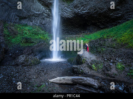 Latourell Falls ist ein Wasserfall entlang des Columbia River Gorge im US-Staat Oregon. latourell unter den Columbia Gorge Wasserfällen einzigartig ist. Stockfoto