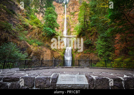 Multnomah Falls ist ein Wasserfall in der Columbia River Gorge, östlich von Troutdale, zwischen Corbett und Dodson, California, United States. Stockfoto