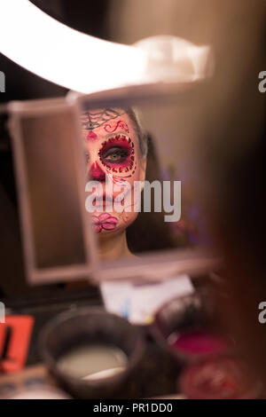 Frau gekleidet für Halloween selbst bewundern Stockfoto