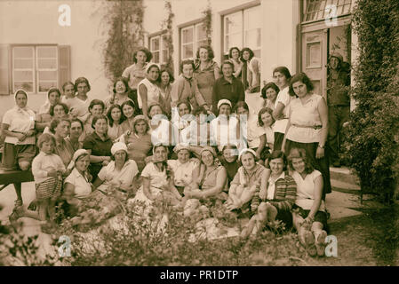 Nahalal. Landwirtschaftliche Schule für Mädchen. Gruppe von Schülerinnen. 1920, Israel, Nahalal Stockfoto