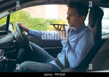 Unternehmer Gespräch am Handy während der Fahrt ein Auto Stockfoto
