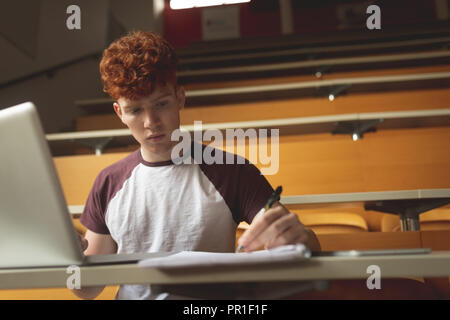 College-Student studieren im Klassenzimmer Stockfoto