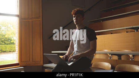 College-Student mit Laptop im Klassenzimmer Stockfoto