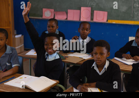 Schoolkids studieren im Klassenzimmer Stockfoto