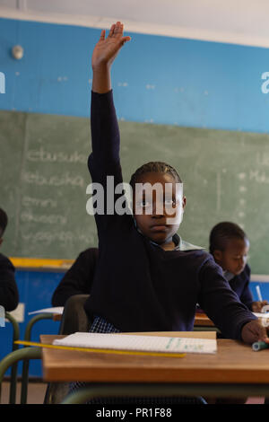 Schoolkids studieren im Klassenzimmer Stockfoto