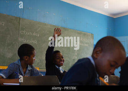 Schoolkids studieren im Klassenzimmer Stockfoto