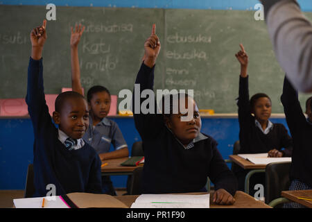 Schoolkids studieren im Klassenzimmer Stockfoto