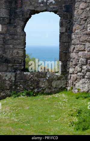 Blick durch Dampf pumpen Motor Haus von Carn Galver Zinnmine in Cornwall. Andere Namen Wheal Rose, Rosemergy. Stockfoto