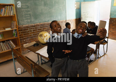 Die Schoolkids selfie mit Handy im Klassenzimmer Stockfoto