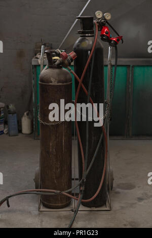 Gasflaschen in einer Garage. Stockfoto