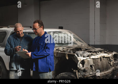 Mechanik diskutieren über Zwischenablage Stockfoto