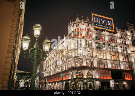 Gebäude TSUM. Winter in Moskau vor Weihnachten und Neues Jahr. Moskau, Russland. Dezember 24, 2016 Stockfoto