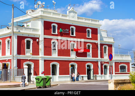 Blanes, Spanien - 31. Mai, 2018: Hauptgebäude der Bahnhof Blanes. Entwickelte Verkehrsinfrastruktur in Badeorte in Spanien. Architektur der Spanischen Beach Resort im Sommer. Costa Brava, Katalonien Stockfoto