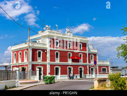 Blanes, Spanien - 31. Mai, 2018: Hauptgebäude der Bahnhof Blanes. Entwickelte Verkehrsinfrastruktur in Badeorte in Spanien. Architektur der Spanischen Beach Resort im Sommer. Costa Brava, Katalonien Stockfoto