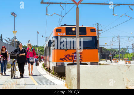 Blanes, Spanien - 31. Mai, 2018: Intercity Zug, Bahnhof Blanes. Entwickelte Verkehrsinfrastruktur in Badeorte in Spanien. Costa Brava, Katalonien Stockfoto