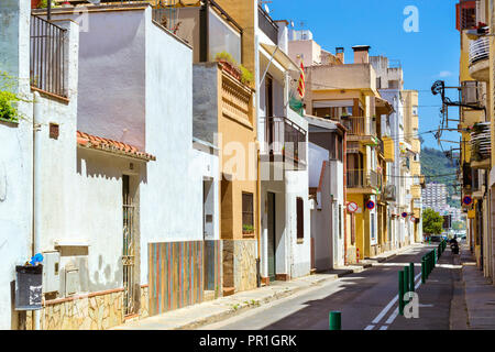 Die engen Gassen der spanischen Ferienort. Beliebte Wanderwege im touristischen Zentrum von Blanes. Verlassene Architektur der Spanischen beach resort Blanes im Sommer. Spanien, Costa Brava, Katalonien Stockfoto