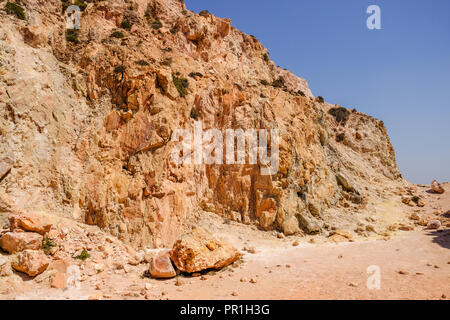 Fumarole in Milos. Schwefelsäure warme Gas ging aus dem alten Vulkan auf der griechischen Insel Milos. Stockfoto