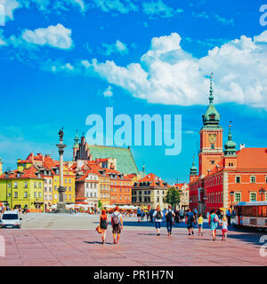 Warschau, Polen - 20. August 2012: Menschen im Königsschloss am Schlossplatz in Warschau, Polen Stockfoto