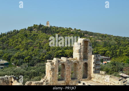 Denkmal für Philopapos, auf der Spitze des Hügels Philopapos gesehen von der Akropolis von Athen. Architektur, Geschichte, Reisen, Landschaften. Juli 9, 2018. Stockfoto