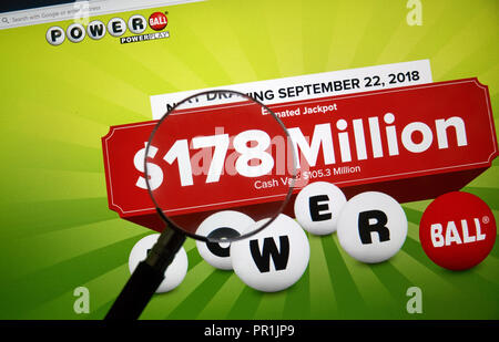 MONTREAL, KANADA - 23. SEPTEMBER 2018: Powerball offizielle Website und Logo auf einem Laptop. Powerball ist eine beliebte amerikanische Lotterie Spiel von 44 Angeboten Stockfoto