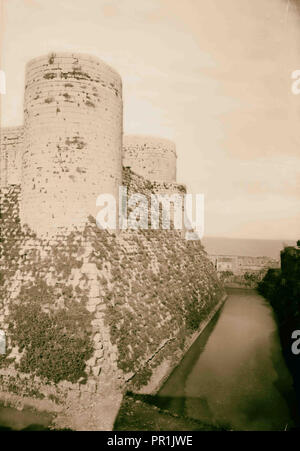 Krak de Chevaliers (Kala't el-husn). Den inneren Graben überschwemmt. 1920, Syrien Stockfoto